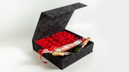 Velvet Premium Gift with Lid, Roses , macaron & Moët 200ml