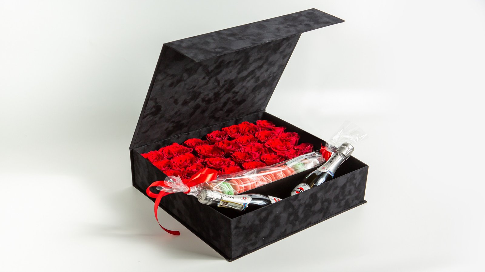 Velvet Premium Gift with Lid, Roses, macaron & Martini 200ml