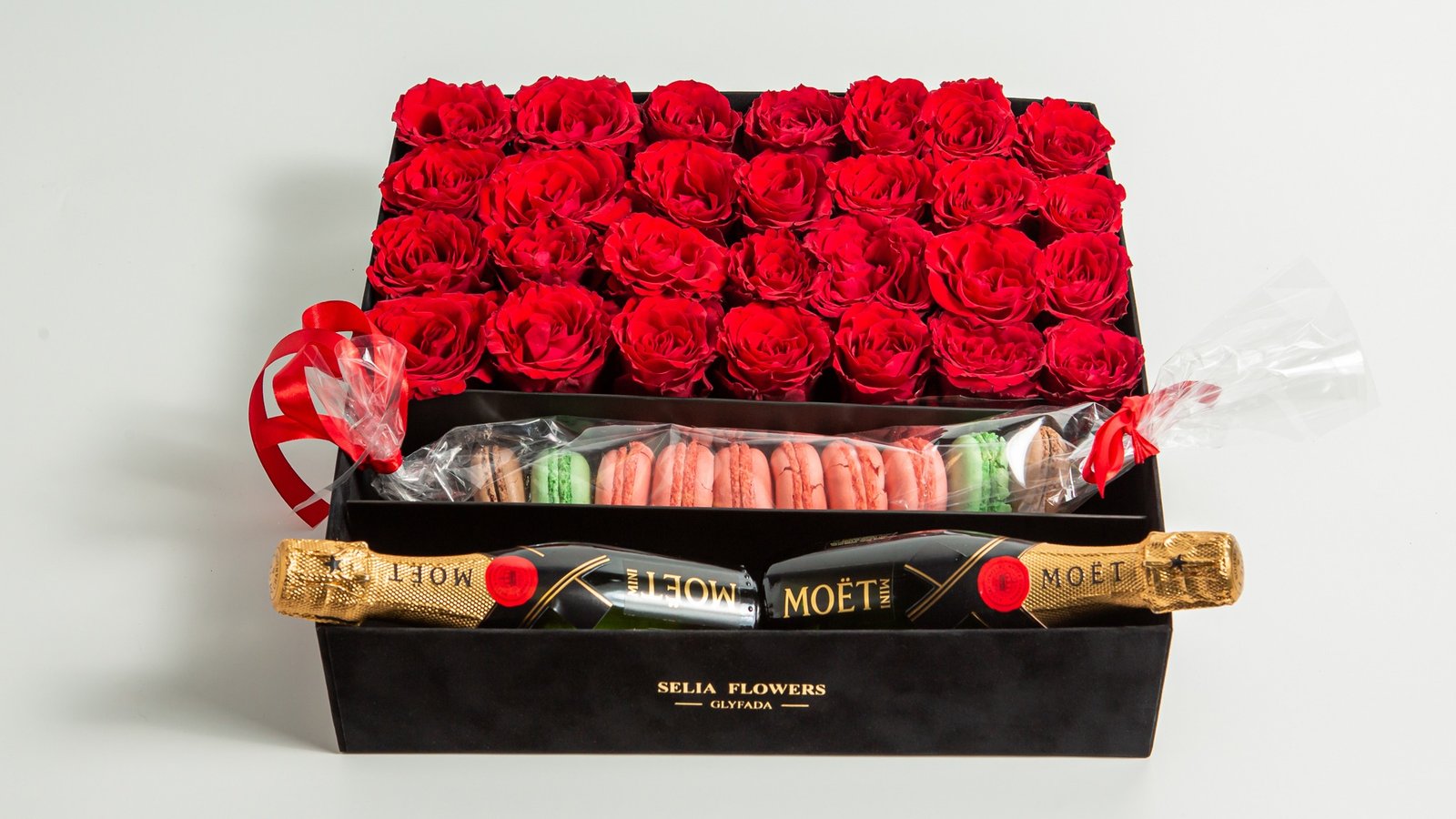 Premium Gift with Roses, macaron & Moët 200ml