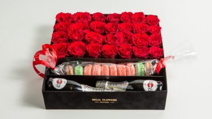 Premium Gift with Roses , macaron & Martini 200ml